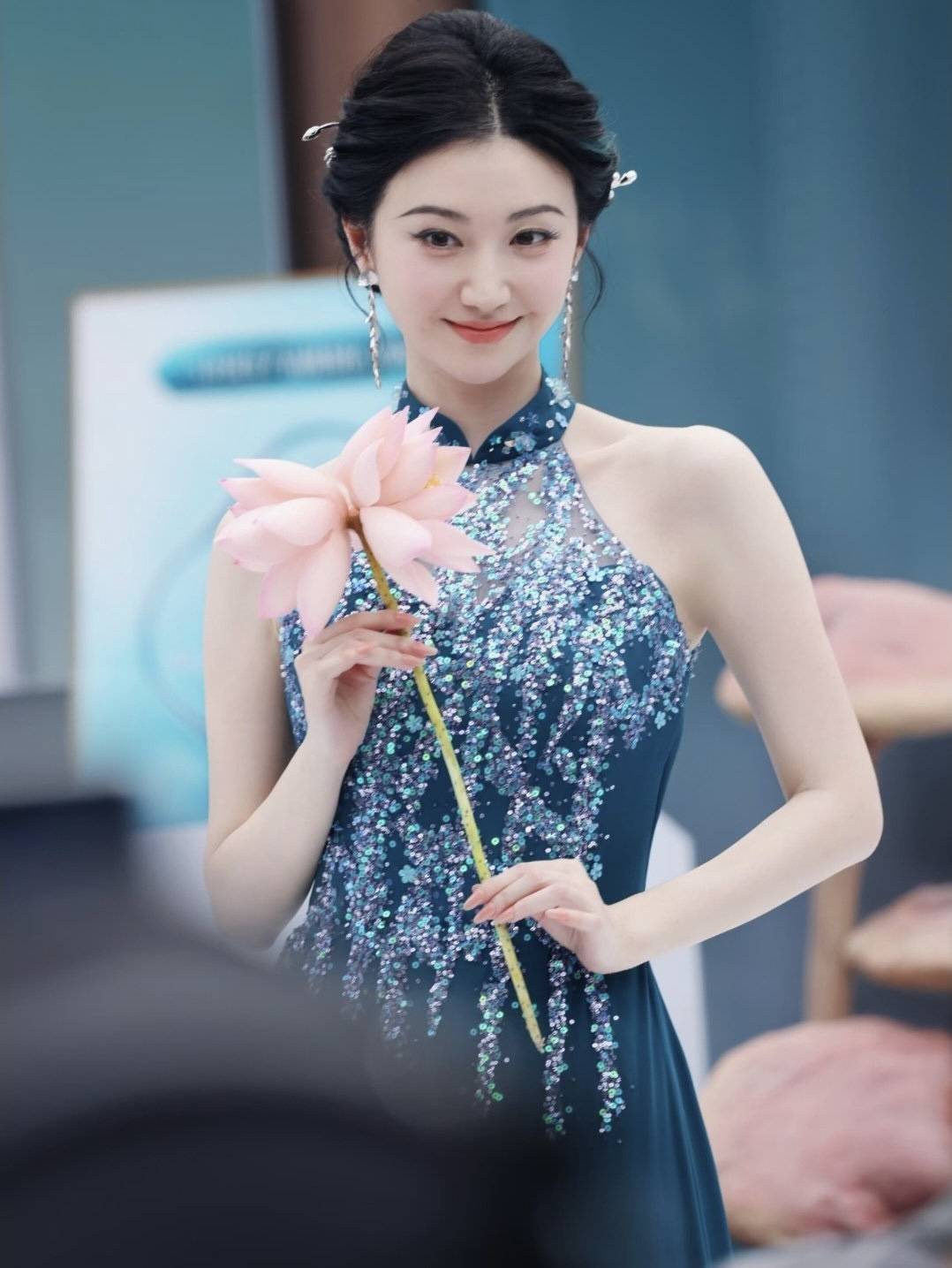 景甜西湖畔旗袍亮相37岁美出圈被赞“人间富贵花本花”
