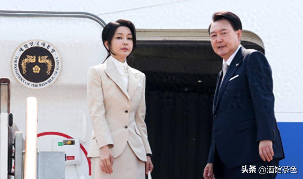 金建希又跟尹锡悦出访啦！拎着个帆布袋也就腕表上档次