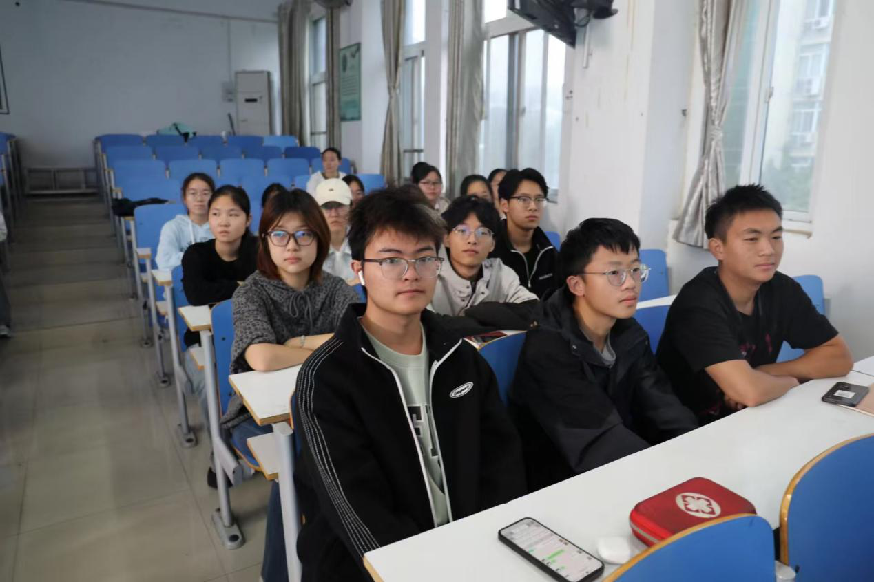 2024级红色园丁实验班学生观摩信阳师范大学2026届师范类专业毕业生教学技能比